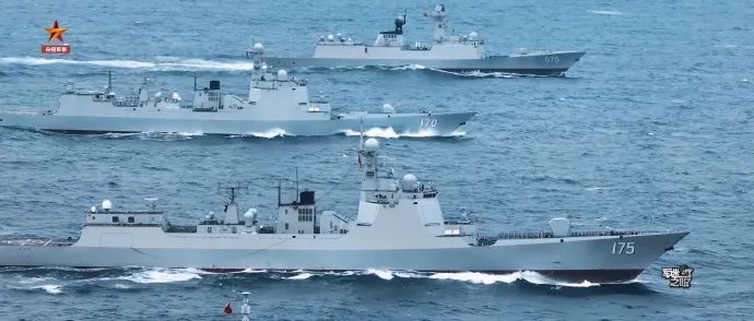 海军三型“神盾舰”首次同框，大片既视感，网友：想看8艘055同框画面