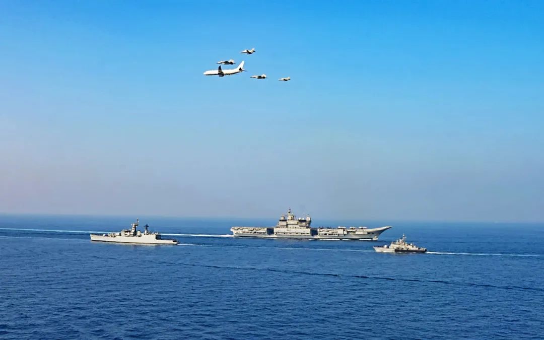 印度海军迷之操作，将5艘盾舰用缆绳串在一起，有内味了