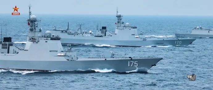海军三型“神盾舰”首次同框，大片既视感，网友：想看8艘055同框画面
