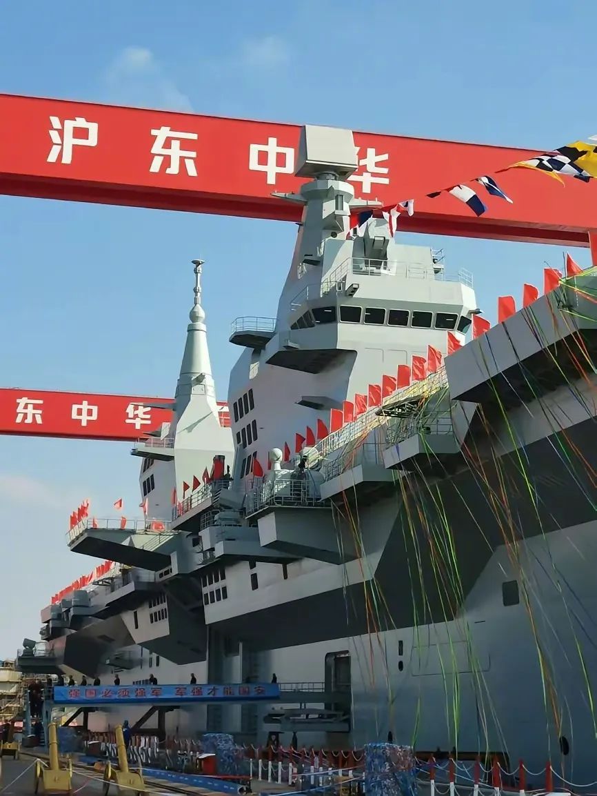 “钢铁猛兽”的压迫感扑面而来,世界独一无二的巨舰,霸气十足! “钢铁猛兽”的压迫感扑面而来,世界独一无二的巨舰,霸气十足!