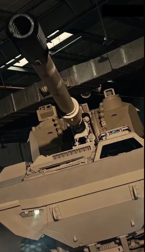 阿联酋展出新型火箭炮,35毫米高炮和自行火炮,全是引进技术 阿联酋展出新型火箭炮,35毫米高炮和自行火炮,全是引进技术