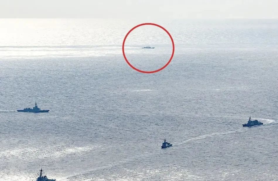 一张美军照片显示054A有多猛,3海里强行插入美菲澳日舰队,军演变闹剧 一张美军照片显示054A有多猛,3海里强行插入美菲澳日舰队,军演变闹剧