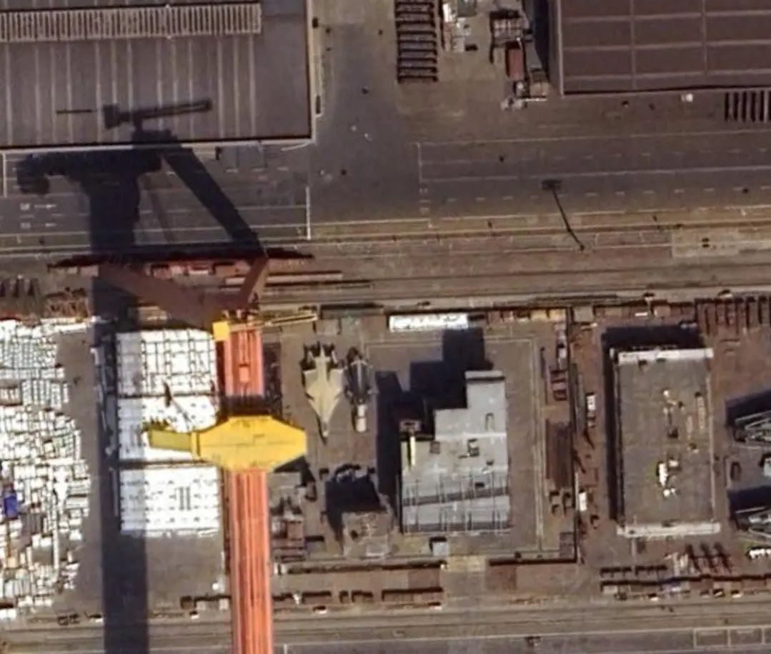 核动力航母开工?神秘分段曝光,两条凹槽有文章,吨位反超福特级 核动力航母开工?神秘分段曝光,两条凹槽有文章,吨位反超福特级