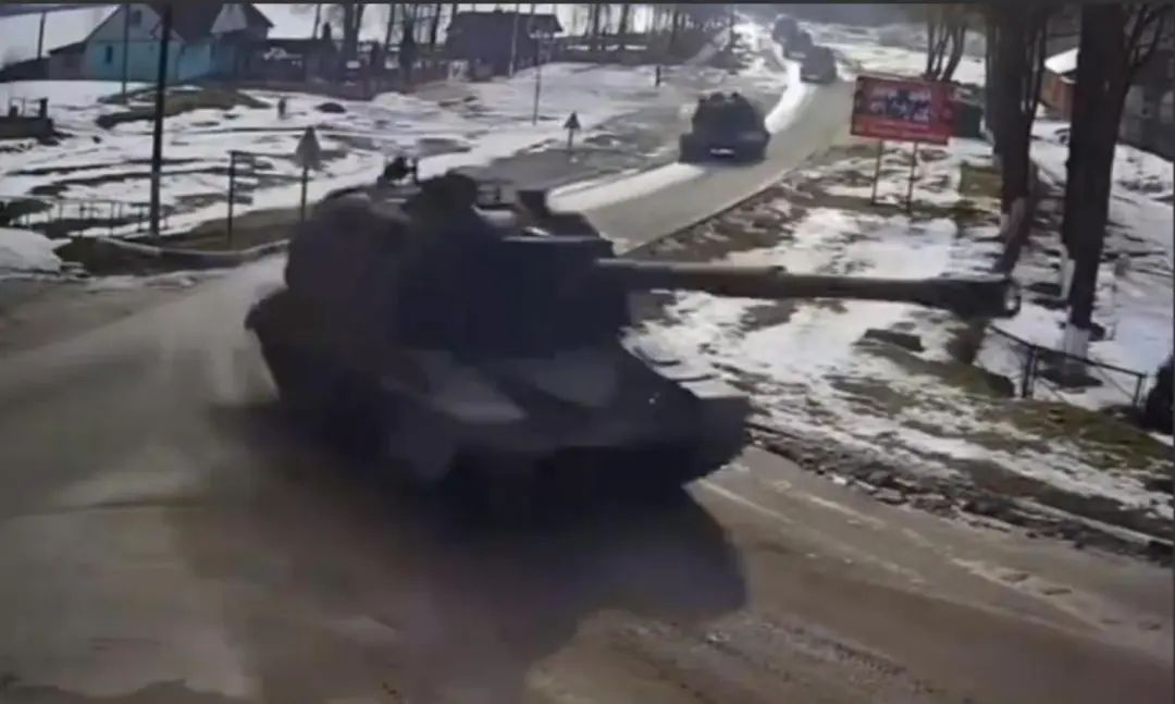 俄军突入乌克兰苏梅区，机械化洪流迅猛穿插，要围歼乌军大后方