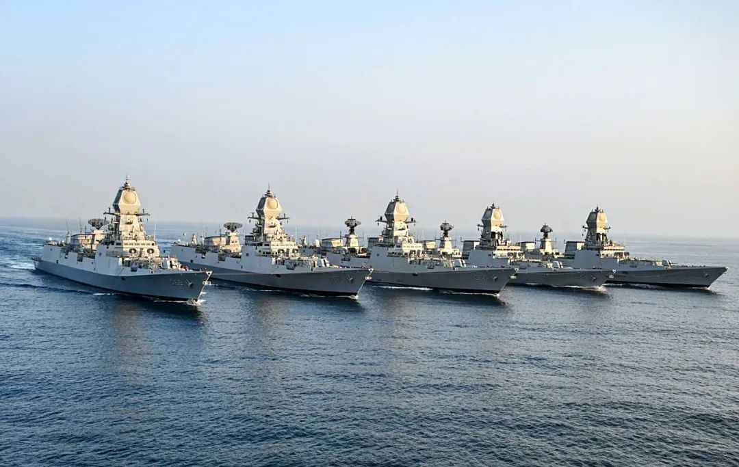 印度海军迷之操作，将5艘盾舰用缆绳串在一起，有内味了