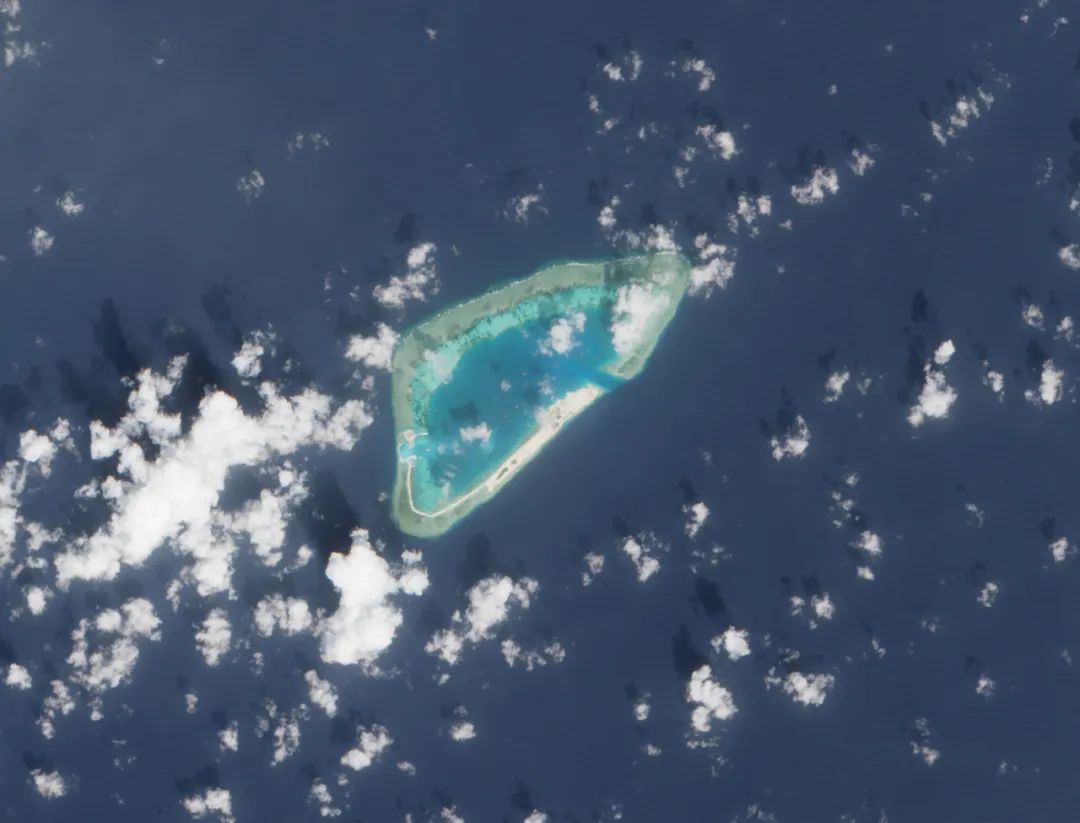 速度很快,越南在南海多个岛礁疯狂填海,其中5个岛礁跑道已成型! 速度很快,越南在南海多个岛礁疯狂填海,其中5个岛礁跑道已成型!