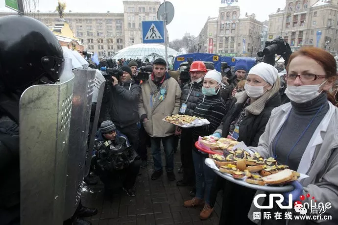 当警察向暴行下跪时,乌克兰的悲剧已经注定! 当警察向暴行下跪时,乌克兰的悲剧已经注定!