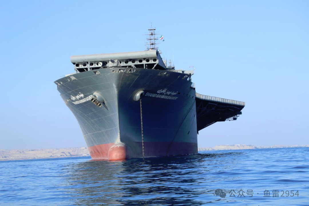 真成了!伊朗4万吨级无人机航母正式服役,外飘+滑跃甲板齐全 真成了!伊朗4万吨级无人机航母正式服役,外飘+滑跃甲板齐全
