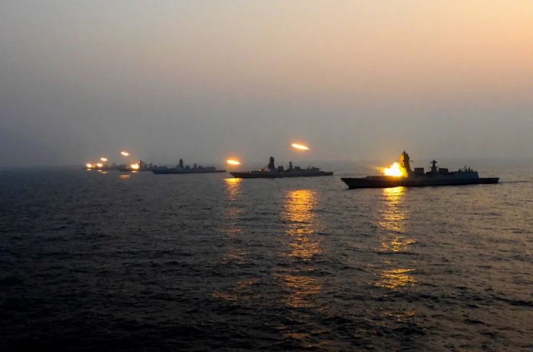 印度海军迷之操作，将5艘盾舰用缆绳串在一起，有内味了