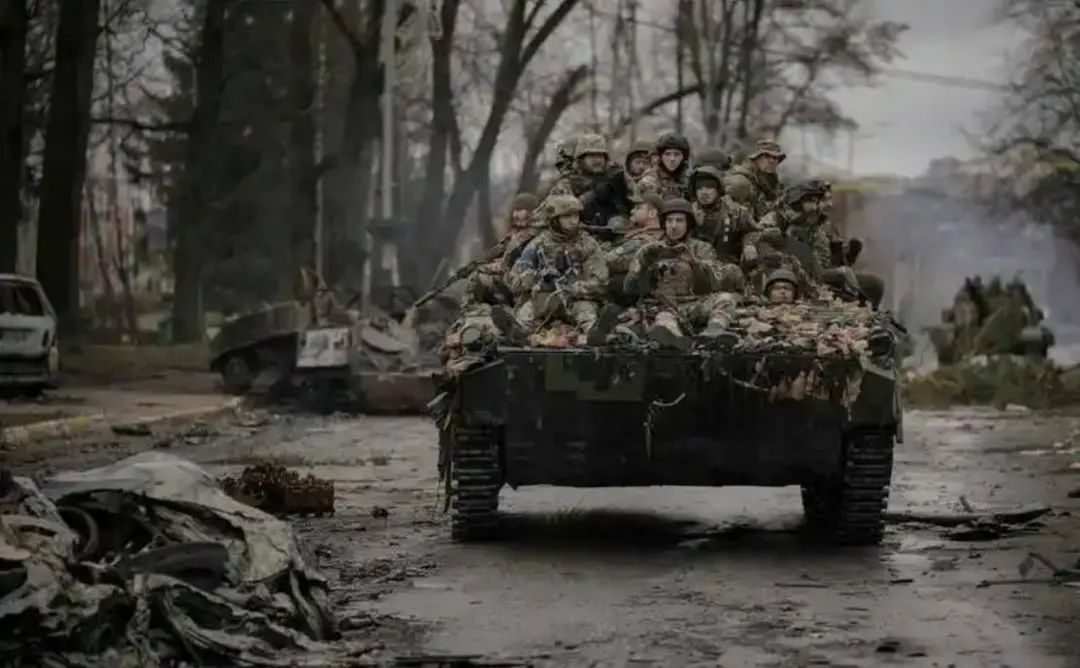 俄军突入乌克兰苏梅区，机械化洪流迅猛穿插，要围歼乌军大后方