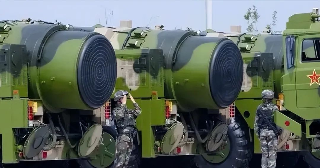 “关岛特快”导弹旅罕见曝光!发射车一眼望不到头,可同时打三艘航母 “关岛特快”导弹旅罕见曝光!发射车一眼望不到头,可同时打三艘航母