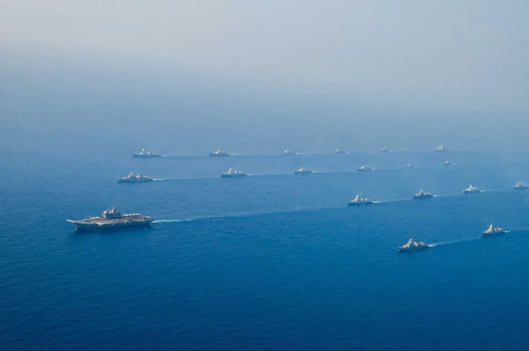 印度海军迷之操作，将5艘盾舰用缆绳串在一起，有内味了