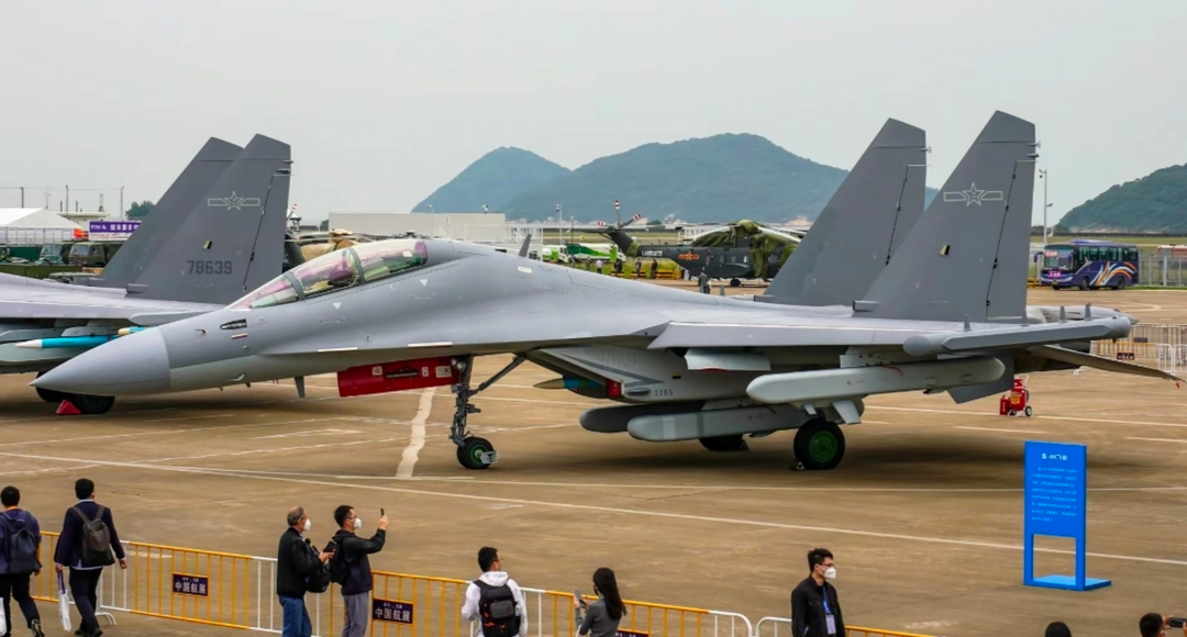 《歼16D:空中电战界的隐形土豪,烧钱烧出黑科技!》 《歼16D:空中电战界的隐形土豪,烧钱烧出黑科技!》