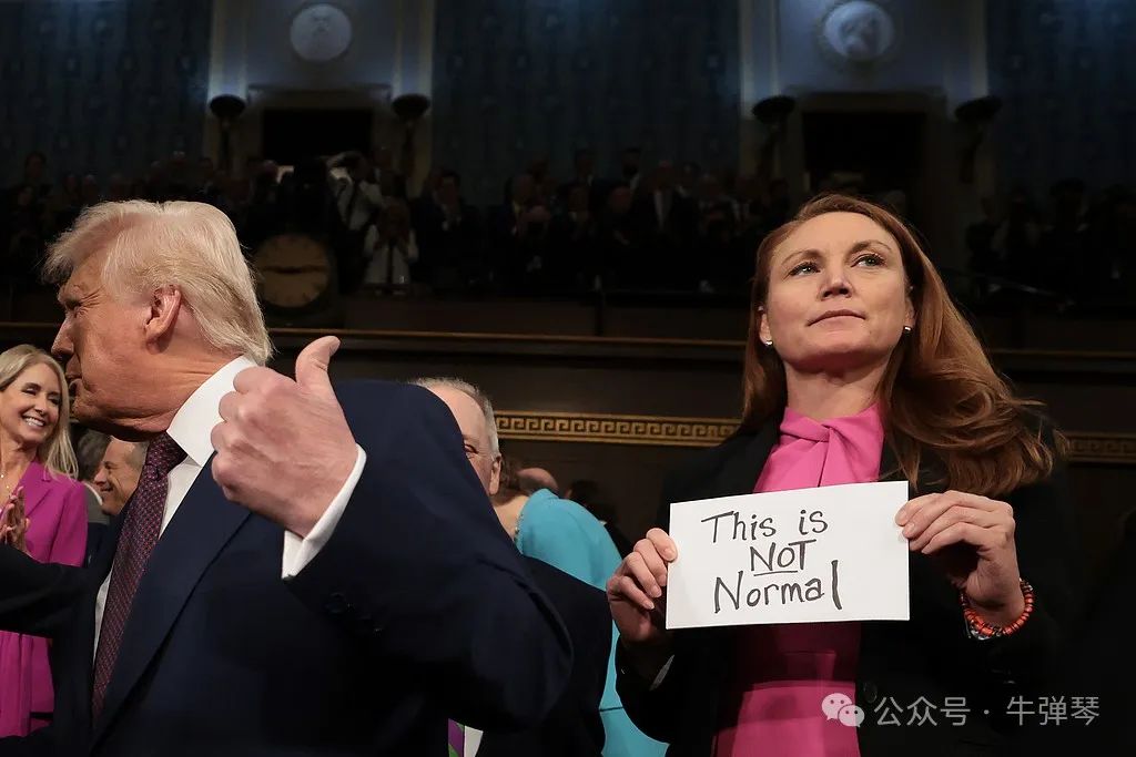 我们就在看一场闹剧