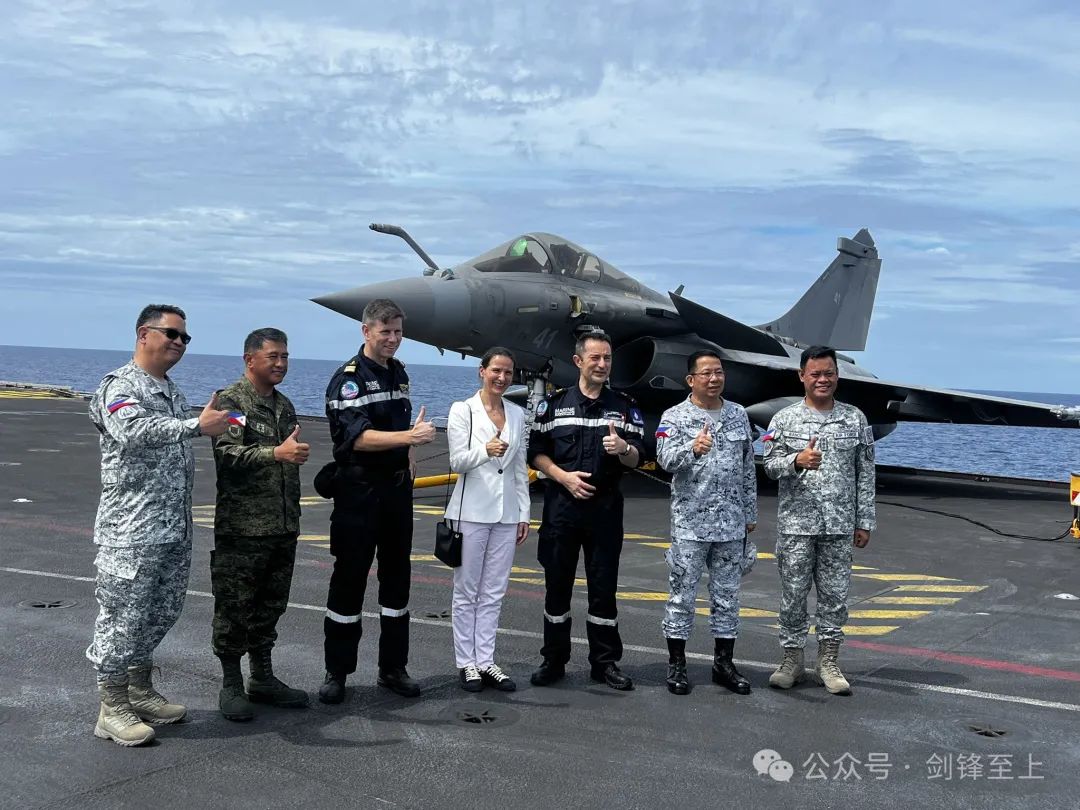 欧洲小孩桌也敢凑热闹,法国戴高乐航母掺和南海,轰6K挂着4枚鹰击12就出门了 欧洲小孩桌也敢凑热闹,法国戴高乐航母掺和南海,轰6K挂着4枚鹰击12就出门了