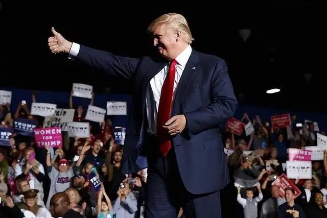 被问到是否出兵“保台”，特朗普说了7个字，台当局听完心碎了