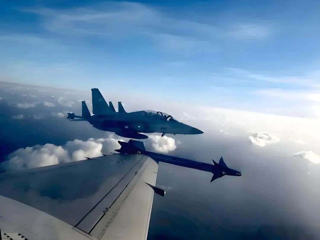 难怪翼龙无人机、歼16全都出动,菲军战斗机要来了,黄岩岛上空激烈对峙! 难怪翼龙无人机、歼16全都出动,菲军战斗机要来了,黄岩岛上空激烈对峙!