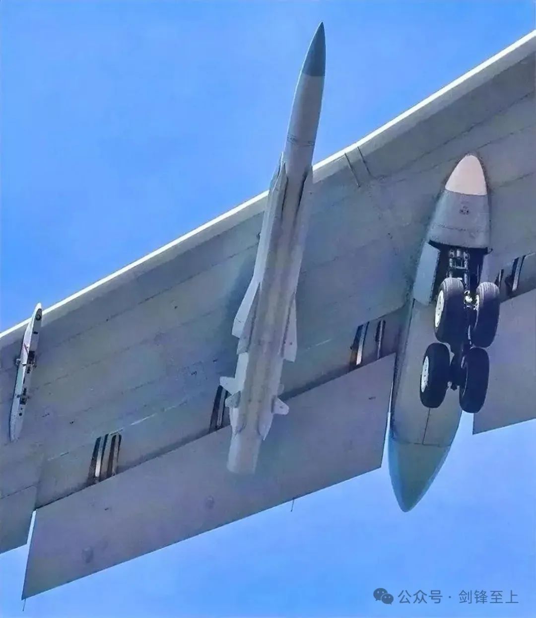 欧洲小孩桌也敢凑热闹,法国戴高乐航母掺和南海,轰6K挂着4枚鹰击12就出门了 欧洲小孩桌也敢凑热闹,法国戴高乐航母掺和南海,轰6K挂着4枚鹰击12就出门了