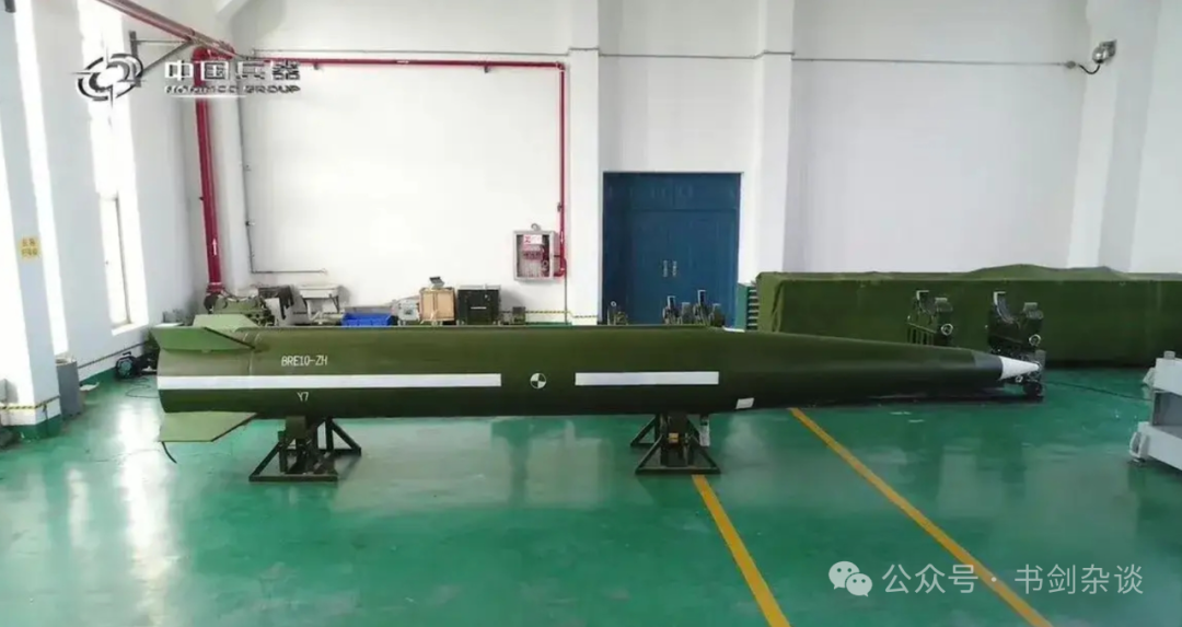 央视公开中国新型750mm火箭炮，射程超500公里，误差不到10米，堪比弹道导弹