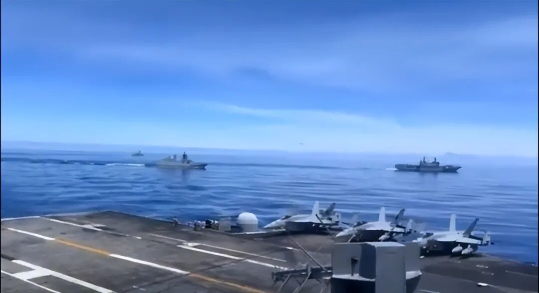 中国055贴脸林肯号画面曝光后，美国网友破防！