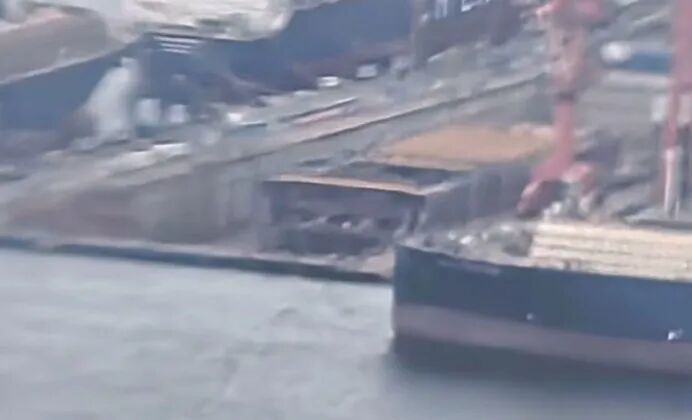 美媒：中国正在建造世界最大航母，满载排水量超11万吨