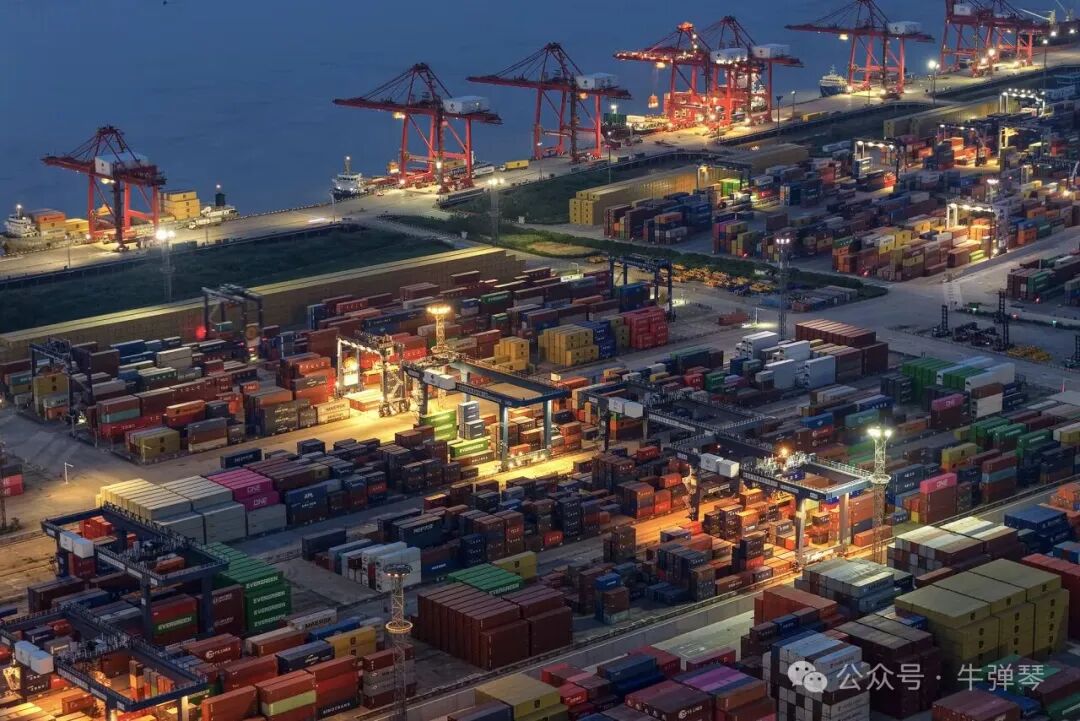 7月6日,中国南京的一个港口堆放着集装箱。