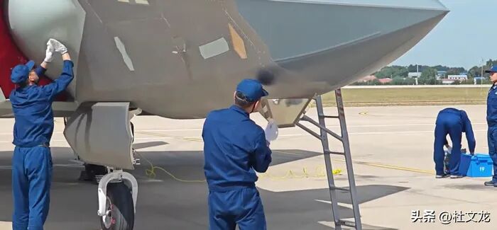“真的可以用纸巾擦歼-20?”因为中国隐形涂层有了重大突破!