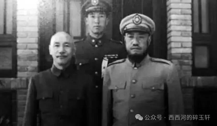 马步芳(右一)与蒋介石合影