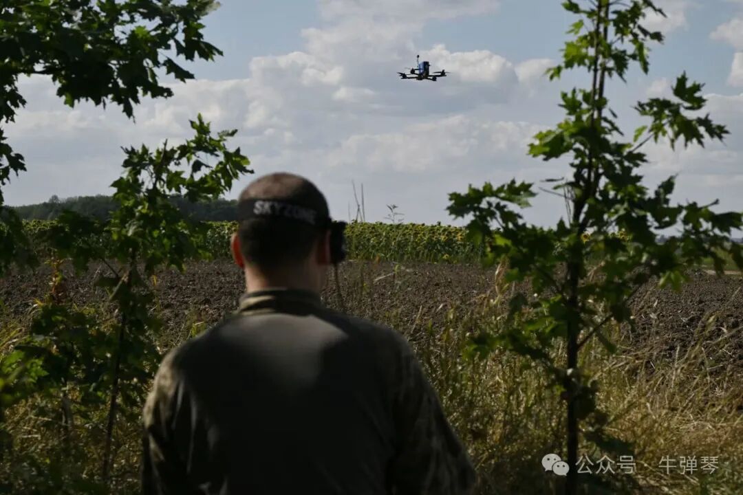 8 月 16 日，来自第 429 无人系统独立团 ACHILLES 的一名乌克兰军人在乌克兰东部一个未公开地点的训练飞行中控制一架 FPV 无人机。