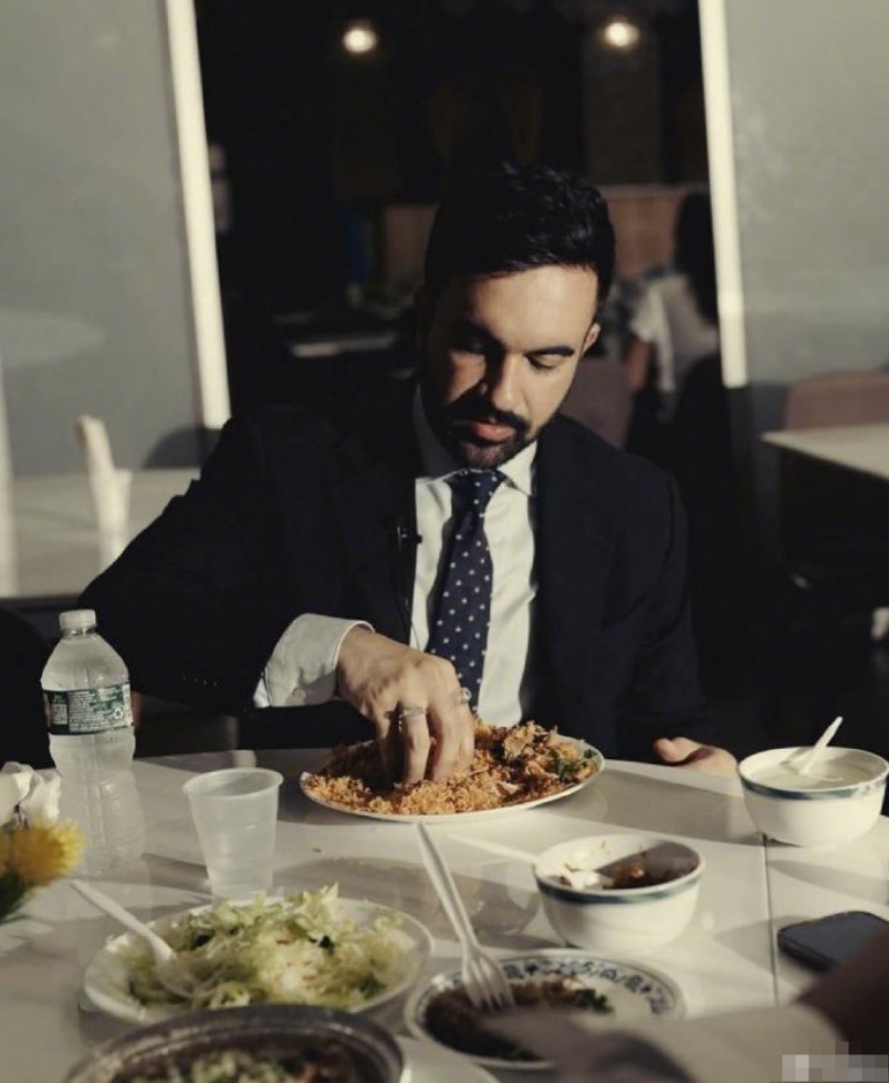 印度裔当选纽约市长,当众吃手抓饭