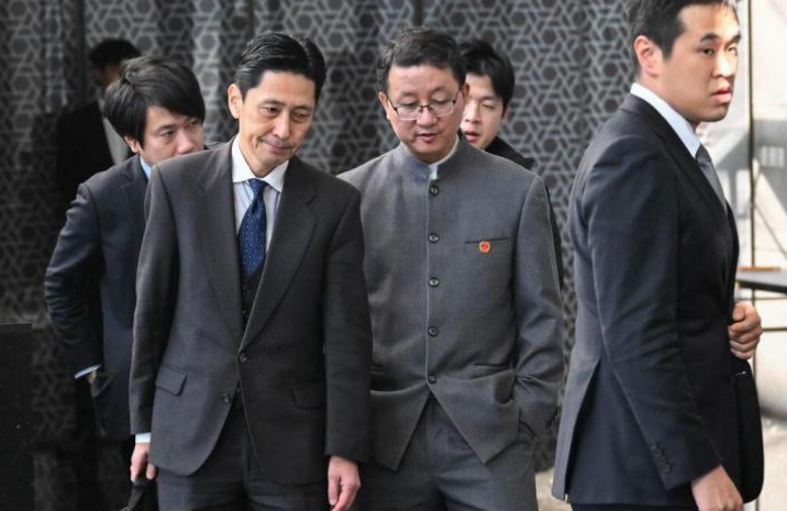 高市早苗在模仿拜登