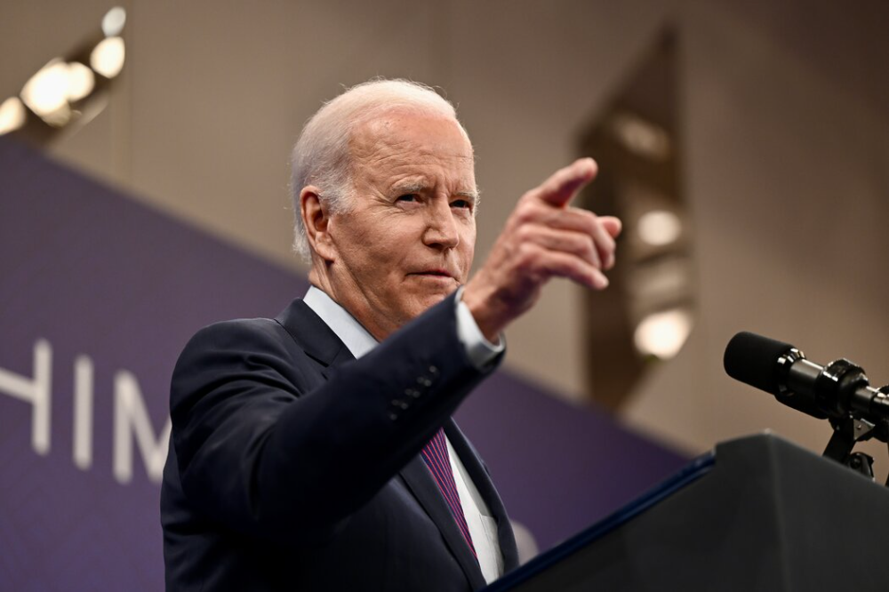 高市早苗在模仿拜登