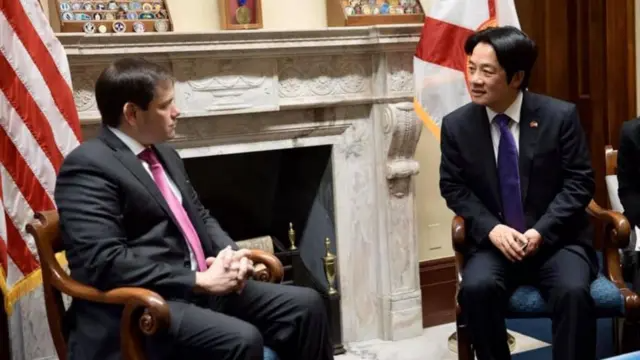 高市早苗在模仿拜登