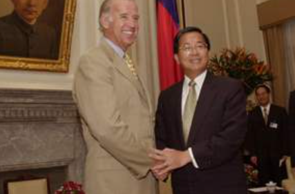 高市早苗在模仿拜登