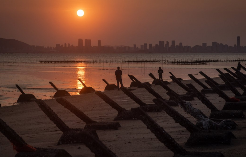高市早苗在模仿拜登