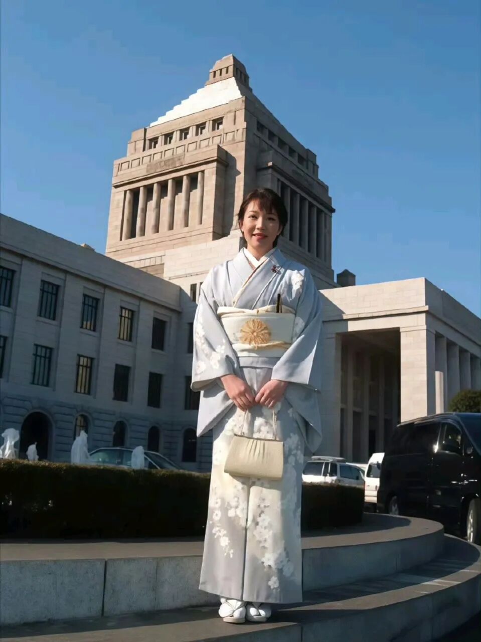 高市早苗太“压抑”了！