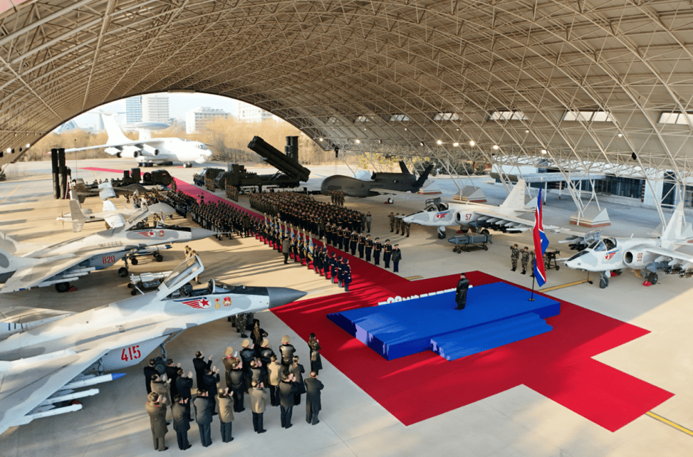 新导弹亮相,金正恩携女着“亲子装”出席朝鲜空军活动_搜狐网