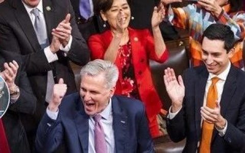 麦卡锡选了15轮终于当上众议长，这么丢人，美国人怎么看？
