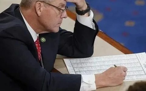 麦卡锡上任后第一刀没砍向中国，而是砍向拜登