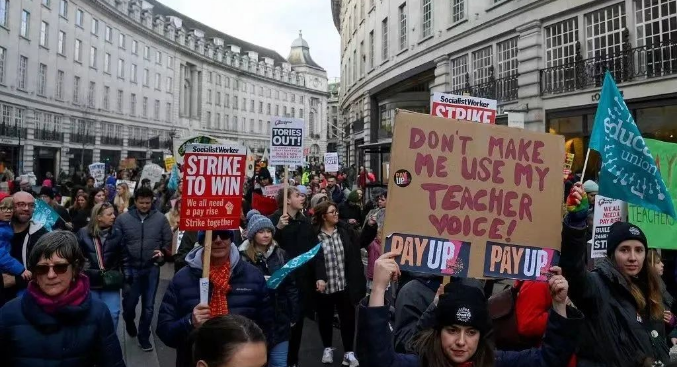 西方这场“病”，传染起来比新冠还狠！