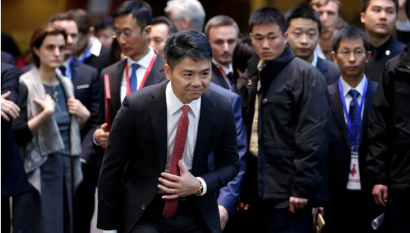 刘强东归国成热搜，什么信号？