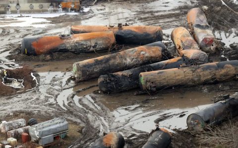 列车脱轨背后：金钱如何滋养美国铁路"毒瘤"？