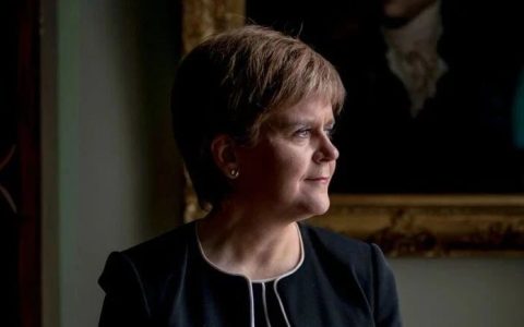 也许是女王最惦记的女人，她辞职了……