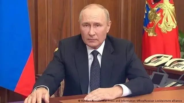 俄乌总统，艰难一年