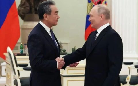 王毅主任抵俄后，首场会晤没谈经济，中俄释放的信号，已十分明显