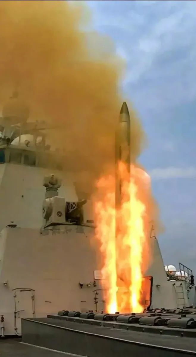 实锤了！中国052D驱逐舰亮相阿联酋，曝光鹰击-18导弹真实射程