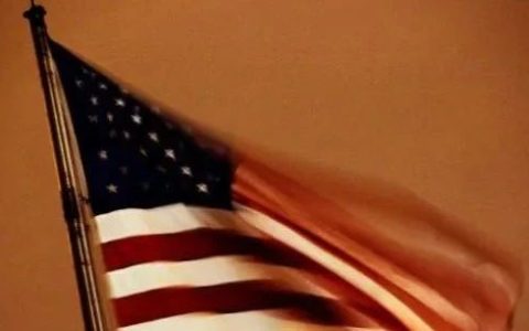 美国，歇斯底里！