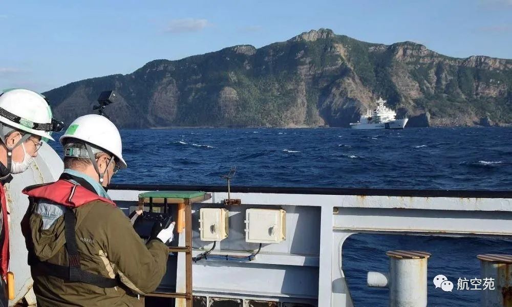 日本再次发起抗议：调查船遭解放军直升机迫近，30米高空抵近侦察