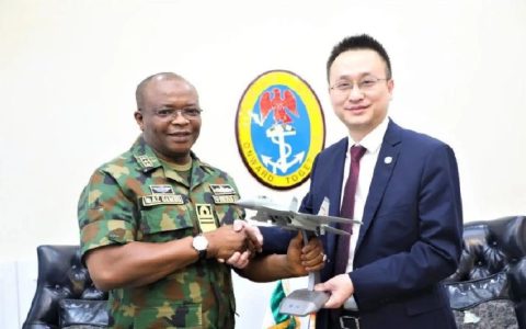 中国军工远赴尼日利亚，赠送歼15战机模型，国产侧卫将首开大单？
