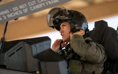 “国产战斗机首次在国产航母上降落”